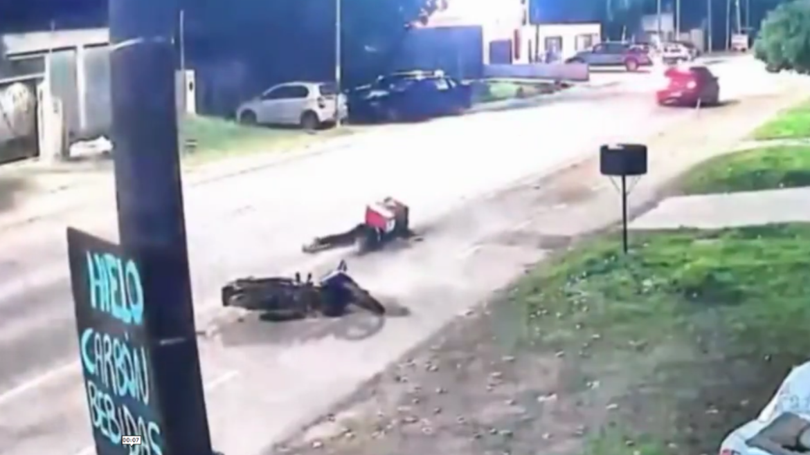 Video: buscan al conductor de un auto rojo que chocó a un repartidor y escapó en Arana