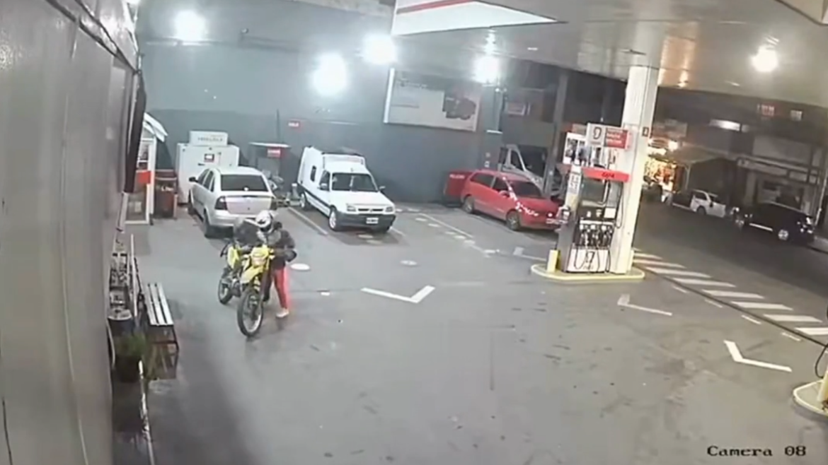 Un playero enfrentó a un ladrón y evitó que robara una moto en una estación de servicio