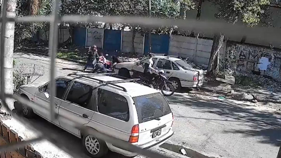 Dos motochorros menores intentaron asaltar a una mujer y ella los echó a patadas