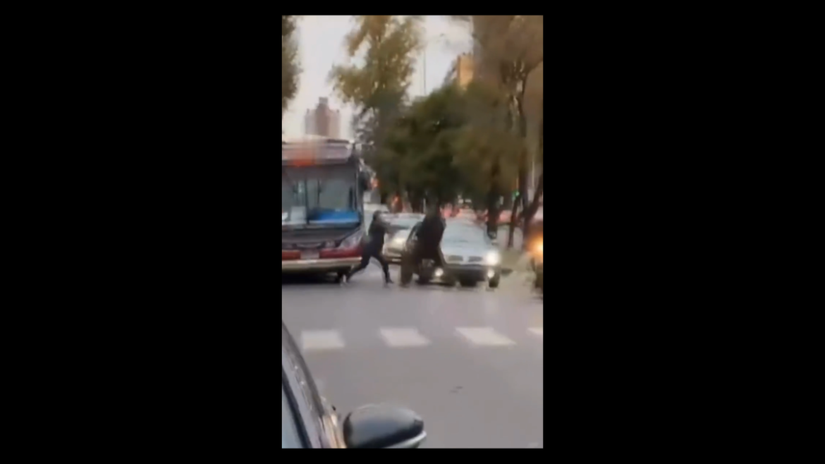 Video: chocó a un auto, se agarraron a trompadas y después volvió a impactarlo