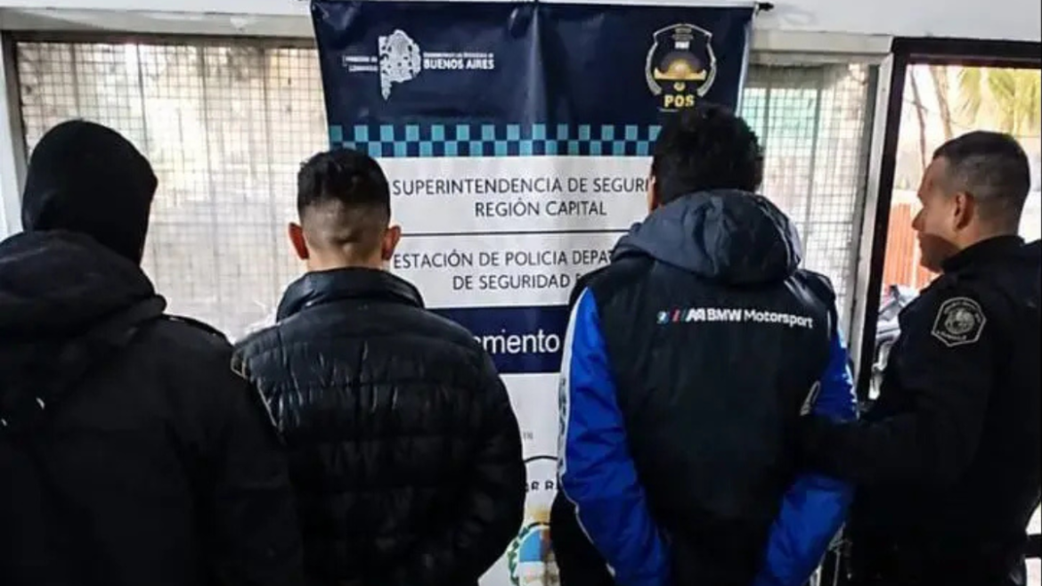 Detuvieron a dos jóvenes con cocaína y una navaja en Barrio Aeropuerto