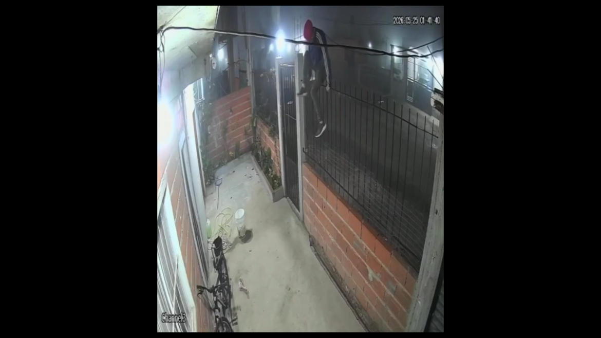 Trepa una reja y roba una bicicleta del interior de una vivienda en Berisso