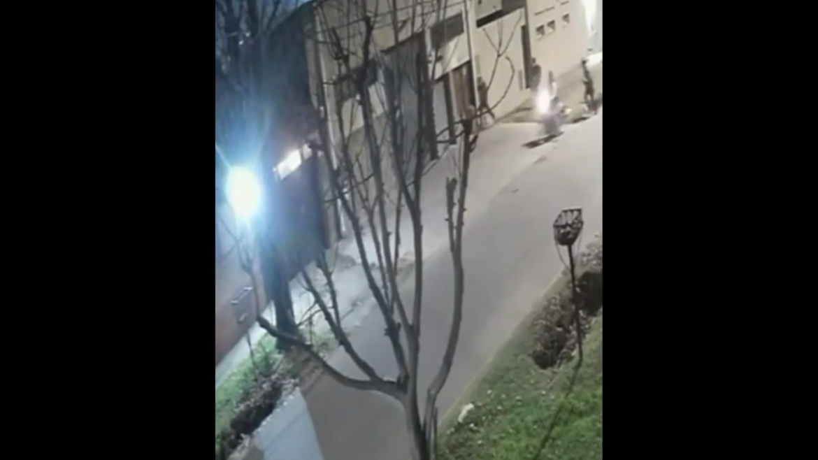 Tres motochorros armados atacaron a un joven cuando llegaba a trabajar en San Carlos
