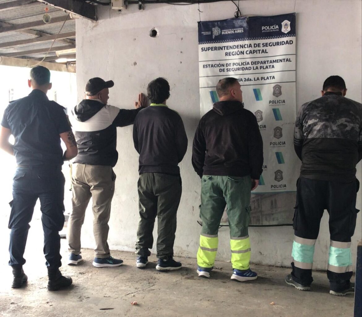 Detuvieron a cuatro delincuentes que se hacían pasar por recolectores en La Plata