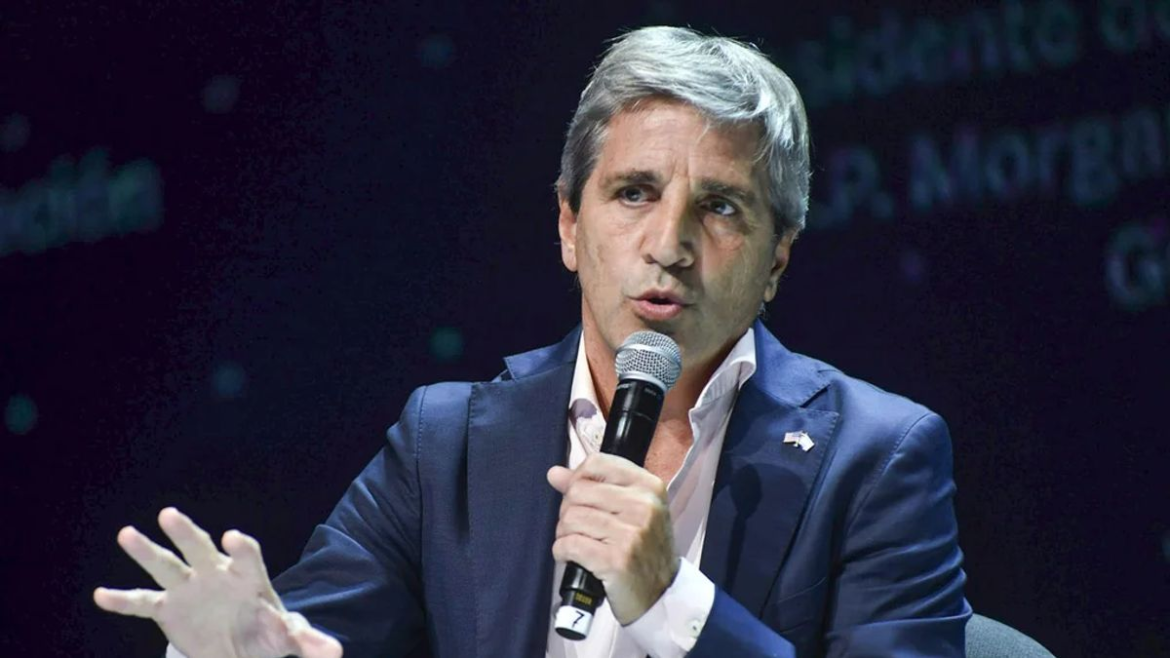 Caputo respaldó el rumbo económico y apuntó contra la mirada de algunos medios