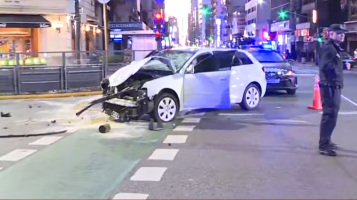 Violento choque en avenida Corrientes: un auto impactó contra un patrullero y dejó siete heridos