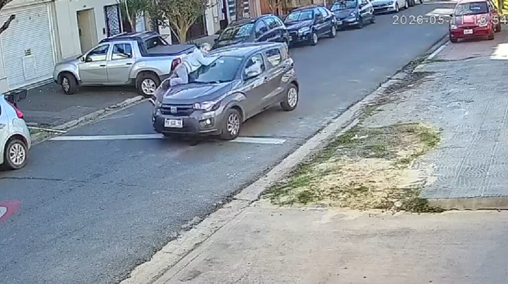 Video impactante: quiso evitar el robo de su auto, se subió al capot y terminó herida
