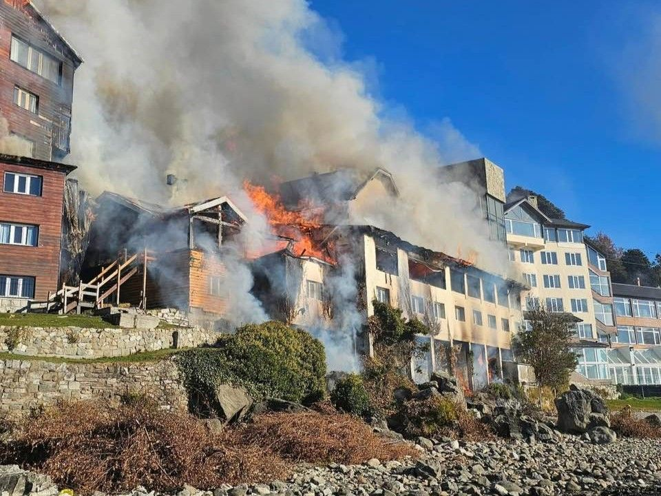 Video: Un incendio destruyó gran parte del histórico Hotel Huemul de Bariloche