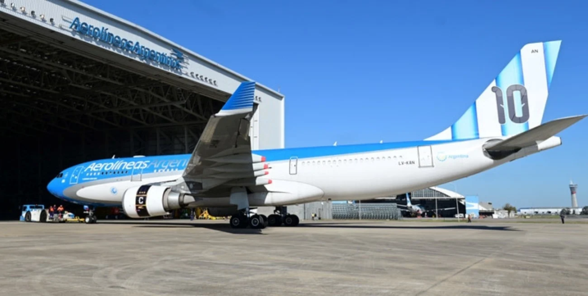 Aerolíneas Argentinas presentó un avión mundialista inspirado en Messi y la Selección