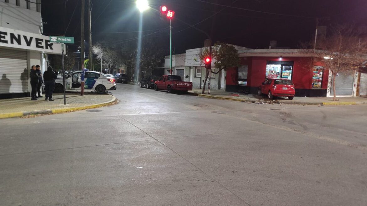 Video: un patrullero chocó contra un auto y el vehículo terminó contra un local en Ensenada