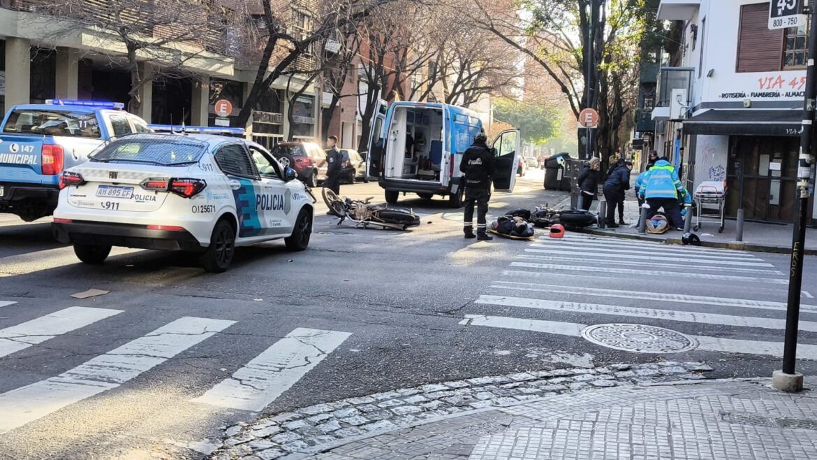Fuerte choque entre dos motos en pleno centro platense dejó dos personas heridas