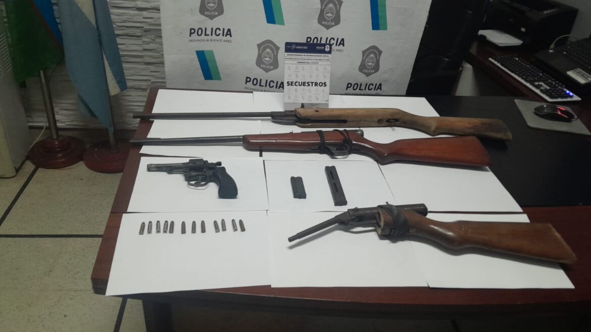 Cuatro detenidos tras una serie de allanamientos en City Bell: secuestraron armas, motos y autopartes