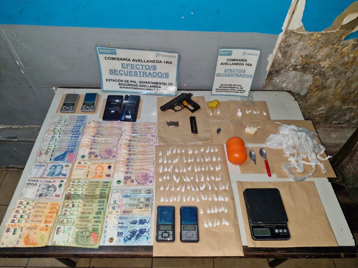 Desbarataron un búnker de venta de droga en Avellaneda: detuvieron a una mujer y secuestraron más de 100 dosis de cocaína