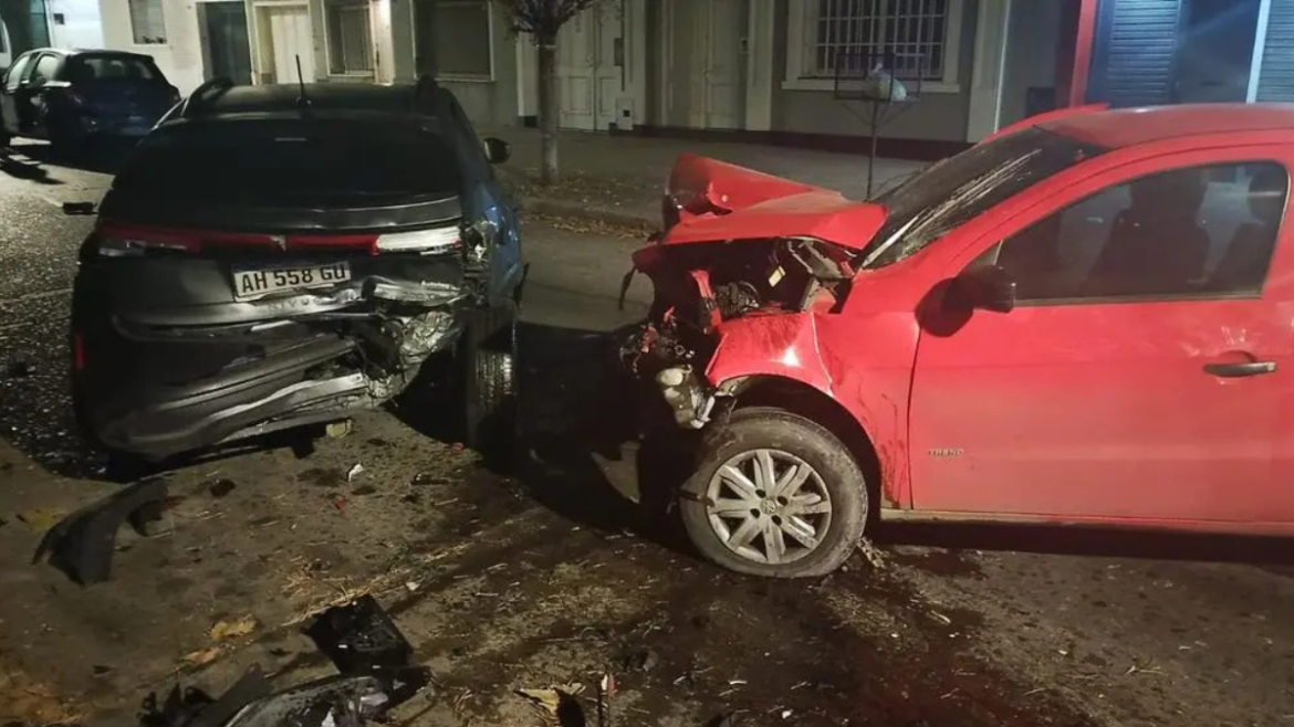 Tres delincuentes le robaron el auto a un policía y chocaron durante la fuga en La Plata