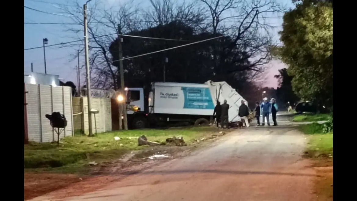 Un camión recolector quedó hundido en una obra sin terminar en Los Hornos