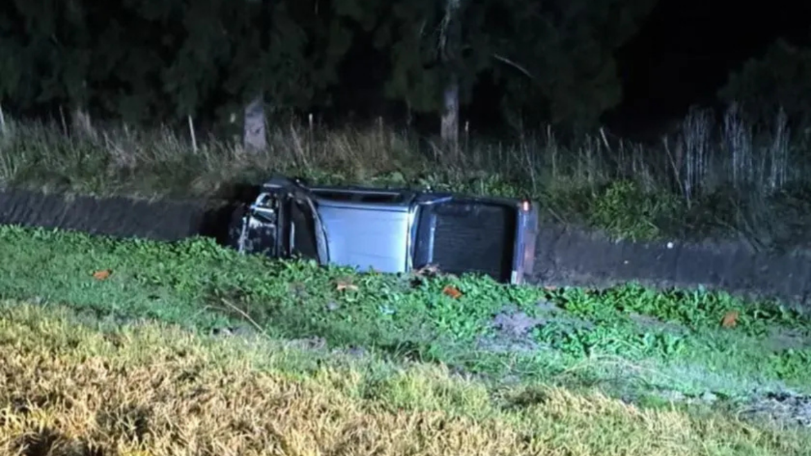 Volcó una camioneta en la Ruta 2 y el conductor fue trasladado al hospital