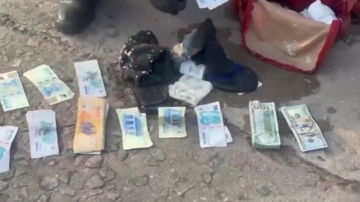 Escapó de un control policial, se arrojó a un arroyo y terminó detenido con miles de dólares en una mochila
