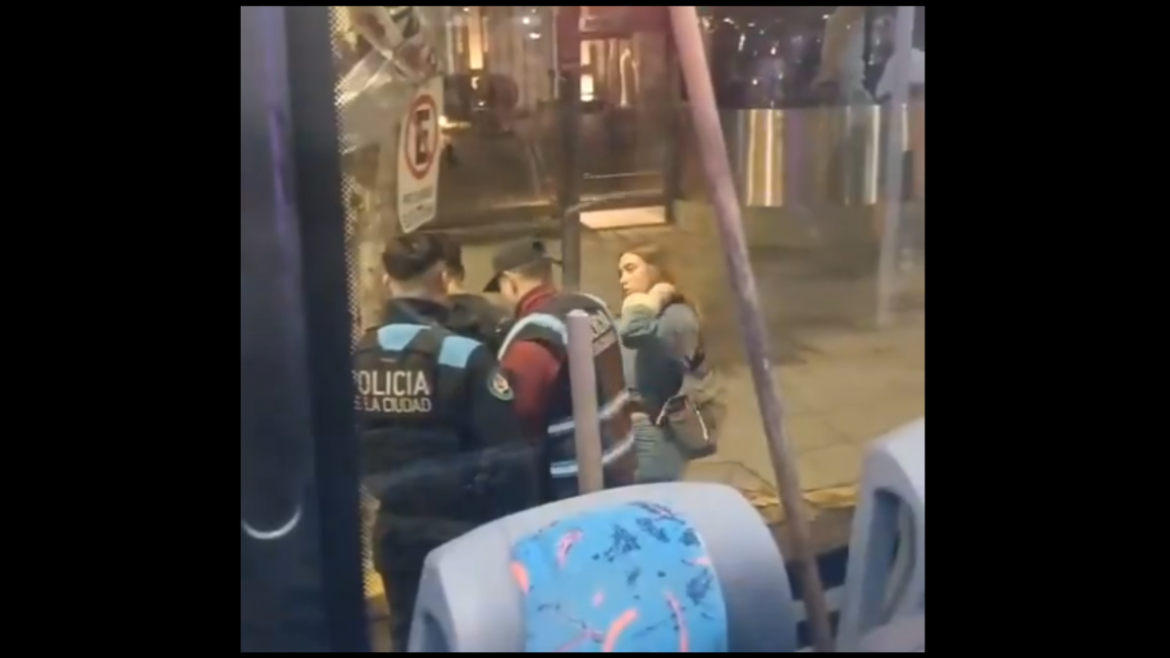 Pasajeros redujeron a un delincuente arriba de un colectivo en Barracas