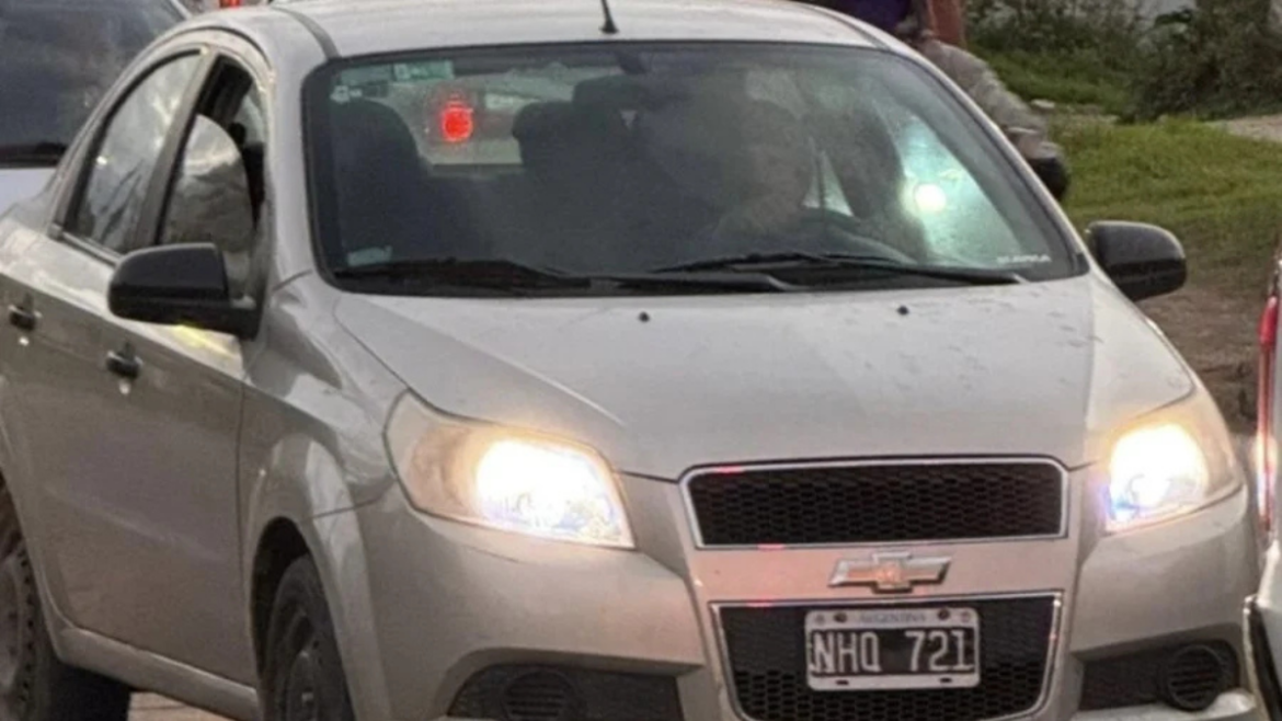 Una joven denunció que un desconocido la llamaba desde un auto mientras esperaba el micro en La Plata
