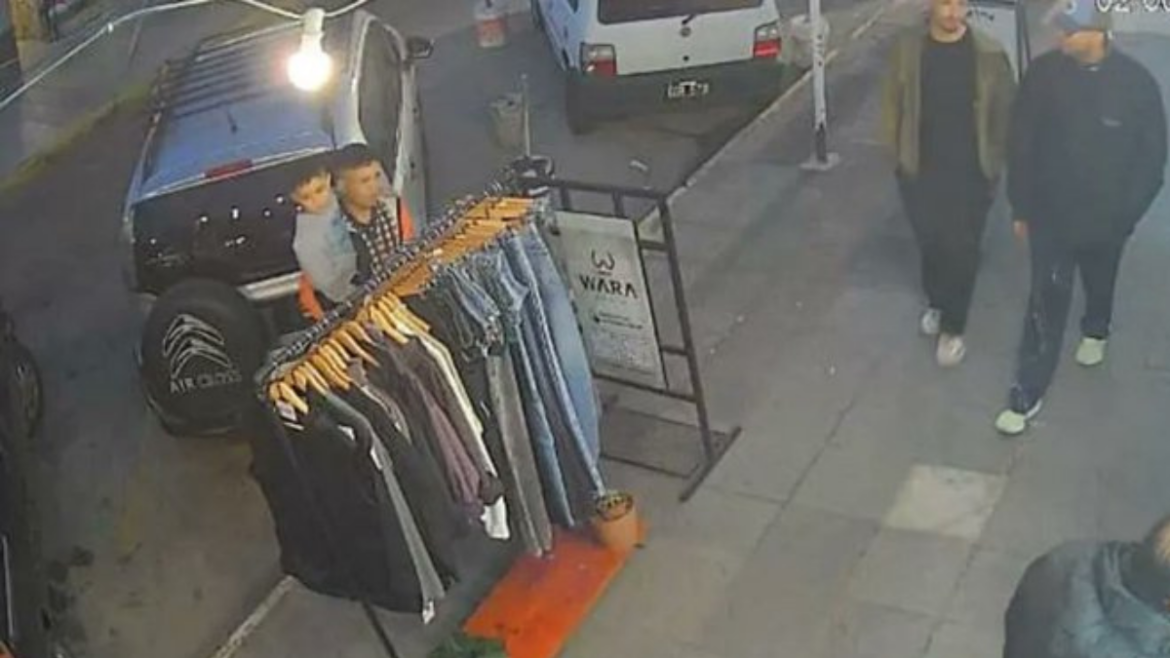Enseñando el oficio: usó a su pequeño hijo como pantalla para robar ropa