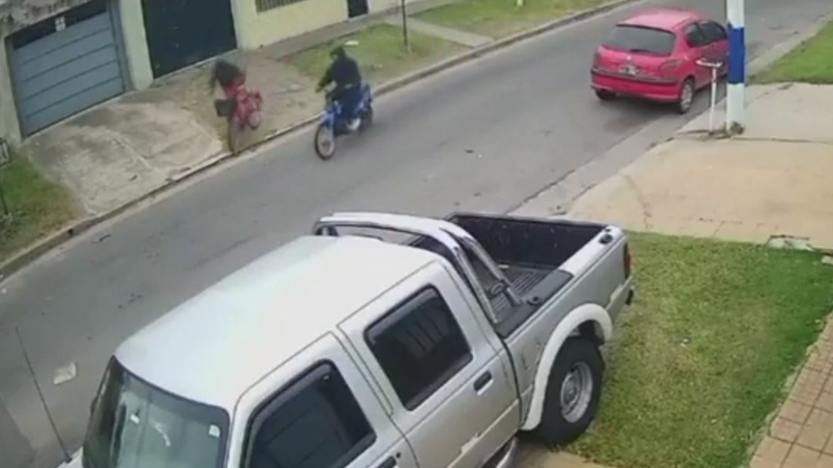 Motochorros acorralaron a una mujer en Tolosa y le robaron la bicicleta que usaba para trabajar