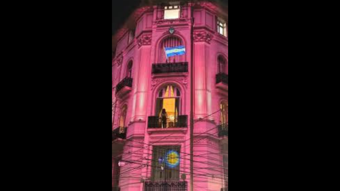 El intendente de Hurlingham impulsó una proyección de la Casa Rosada sobre el edificio de Cristina Kirchner