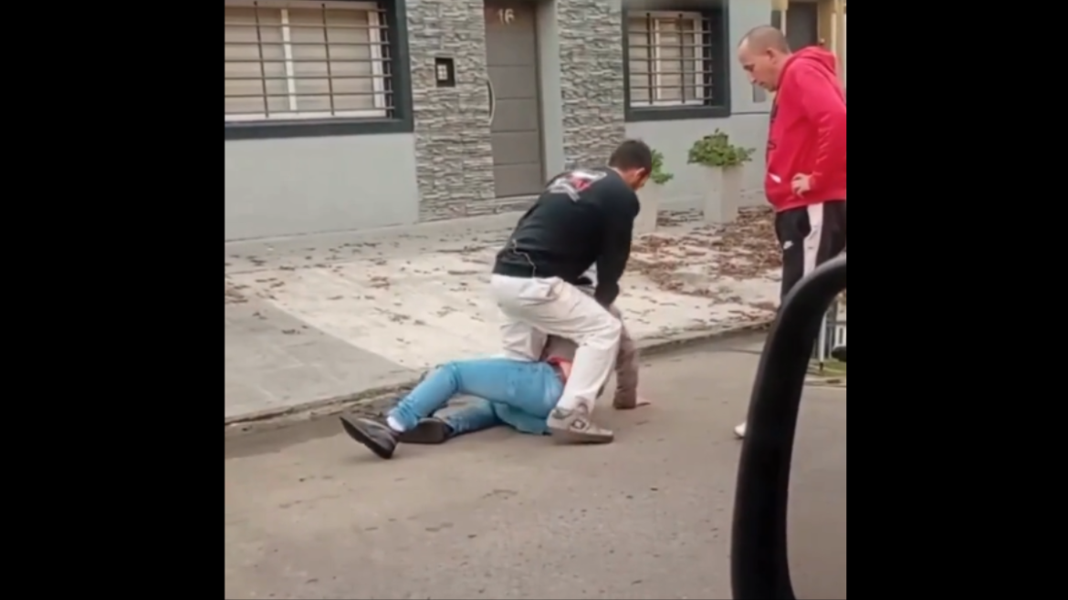 Video: Vecinos derribaron a un motochorro que escapaba a contramano