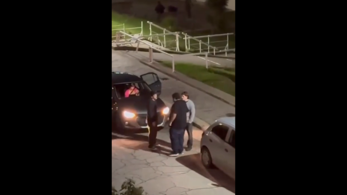 Violenta pelea en la calle terminó con un joven atropellado