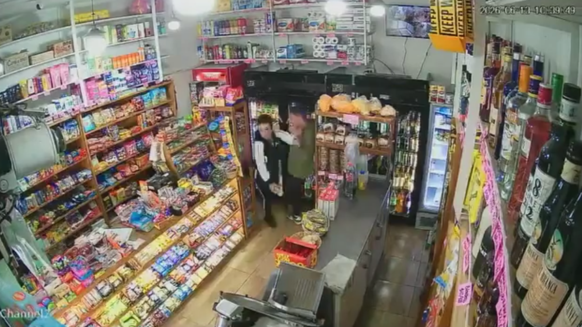 Video: entró a un kiosco, intentó besar a una empleada y ella logró escapar para pedir ayuda