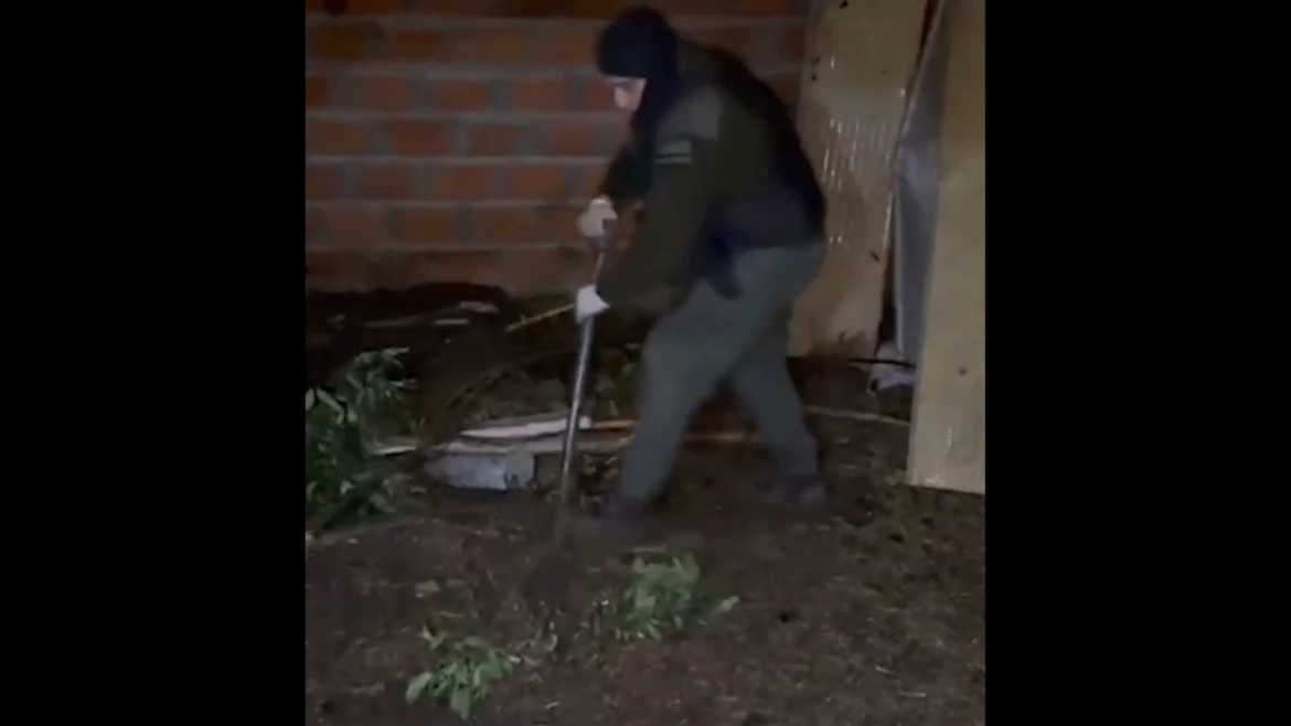 Enterró 50 kilos de cocaína en la casa de su madre y ella se desmayó en pleno operativo