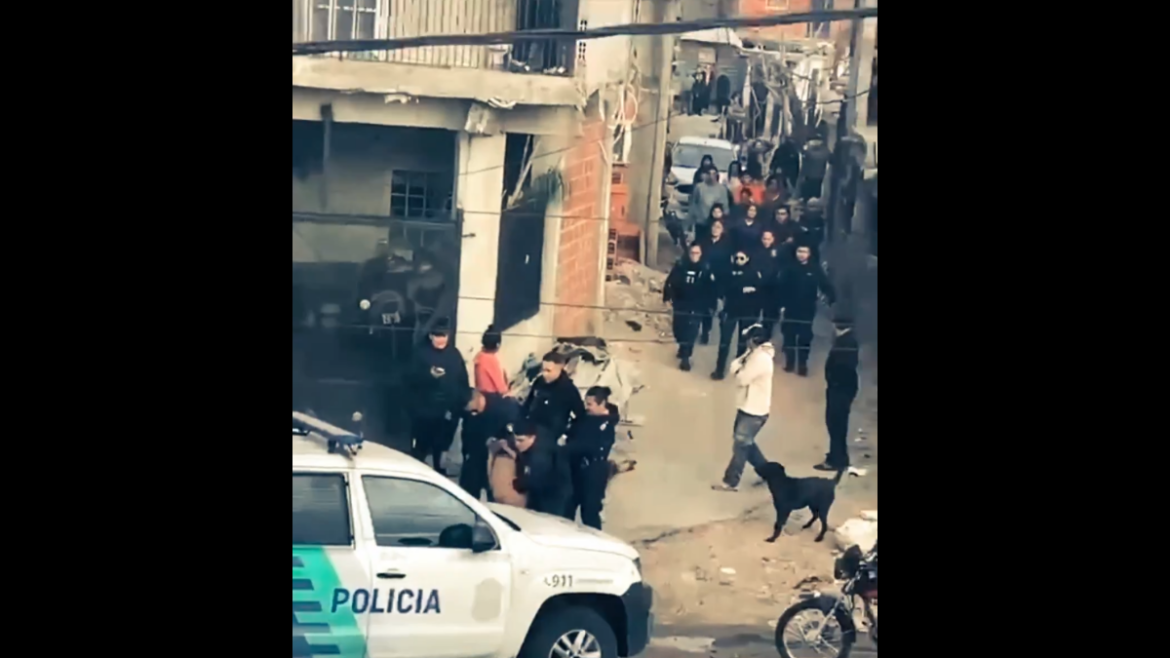 Detuvieron a un delincuente y familiares atacaron a piedrazos a la Policía para intentar liberarlo