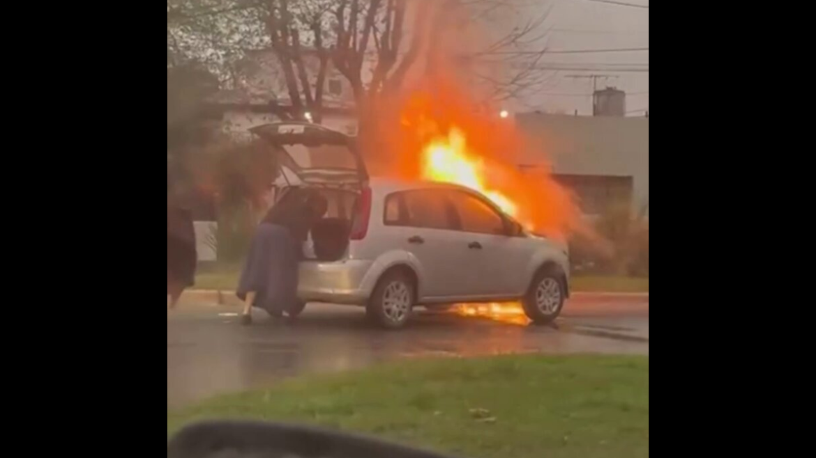 Se le prendió fuego el auto a una monja en La Plata