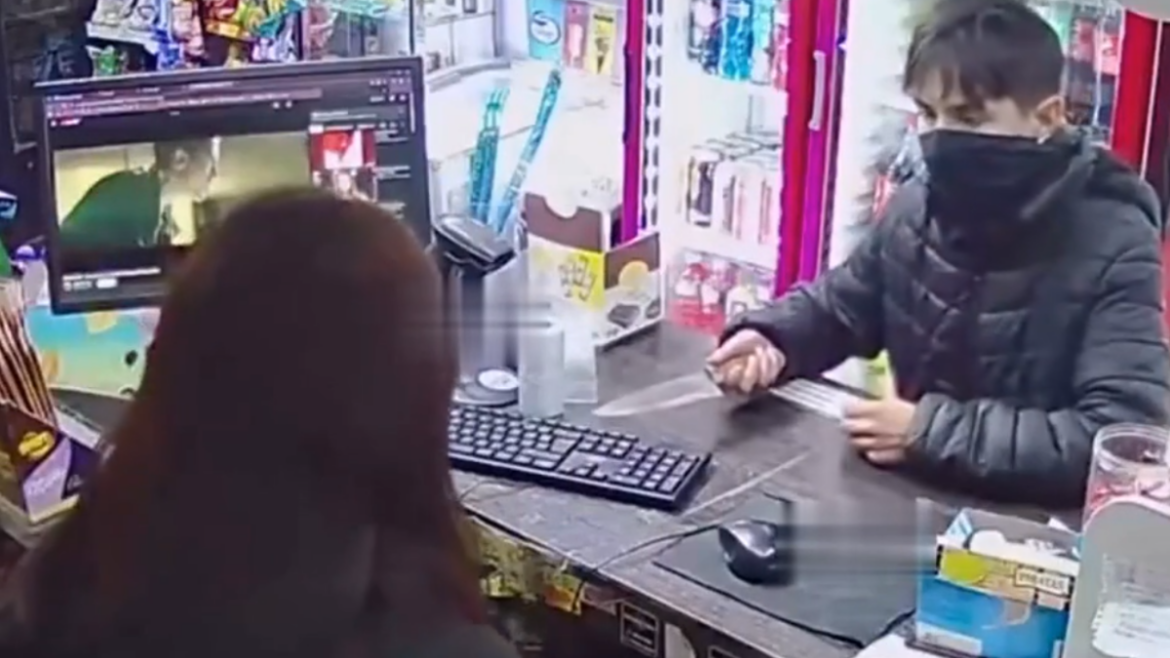 Video: “Perdón, pero los necesitaba”: amenazó a una kiosquera con una cuchilla y escapó con plata