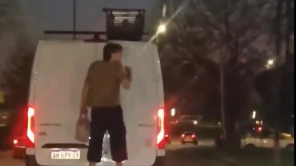 Se colgó de una camioneta y viajó varias cuadras en La Plata