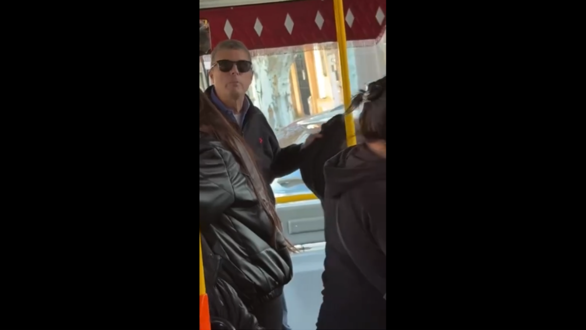 Video: Denuncian que un chofer de colectivo quiso bajar a una mamá y a su hijo con autismo por escuchar música