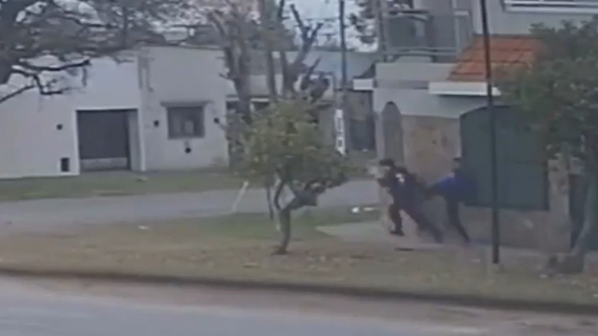 Motochorros atacaron a golpes a un adolescente cuando volvía de la escuela en Los Hornos