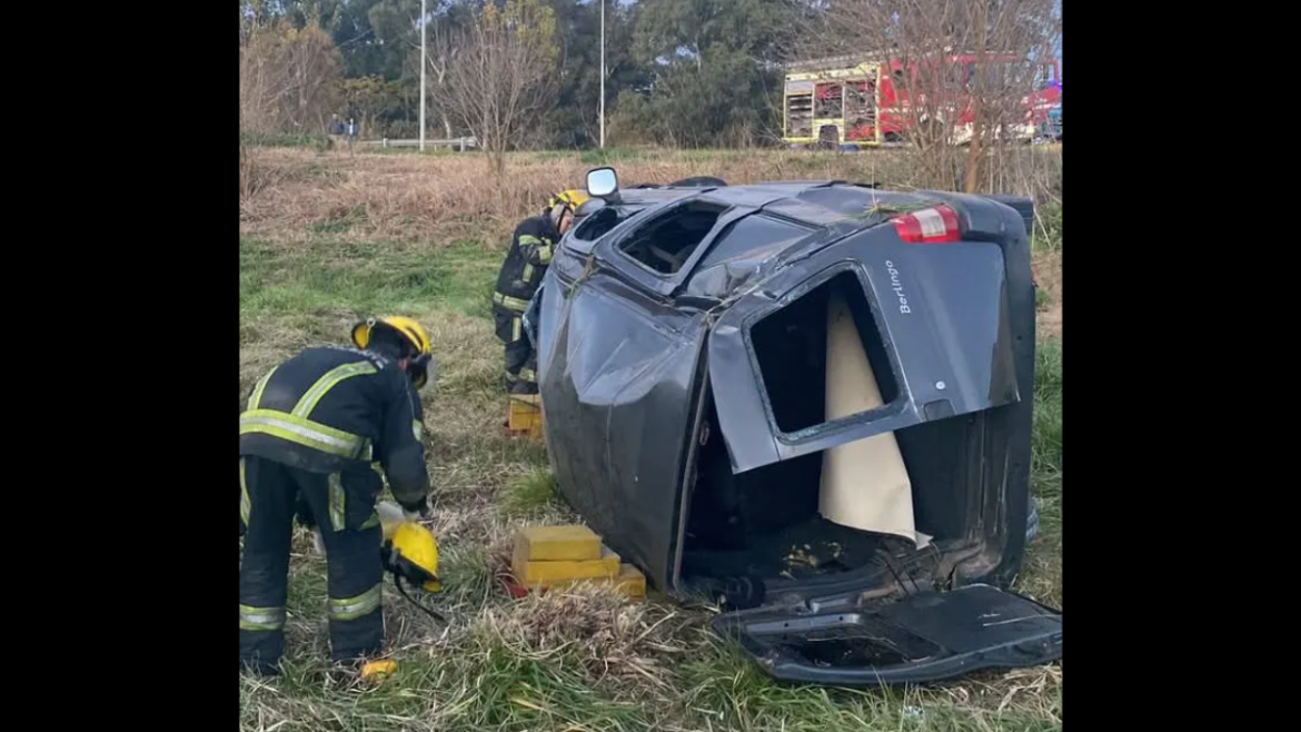Dos policías resultaron heridos tras volcar con una camioneta en San Vicente
