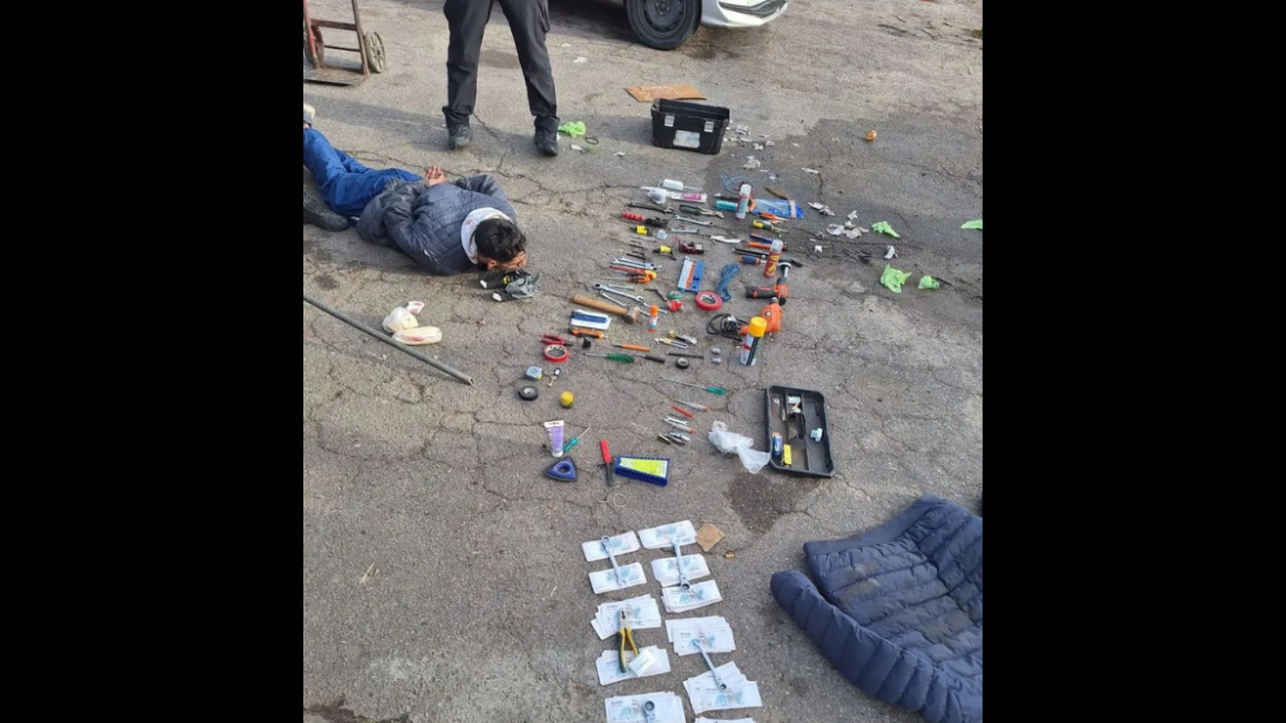 Detuvieron a un hombre en Tolosa acusado de robar herramientas y $1.500.000 de un auto