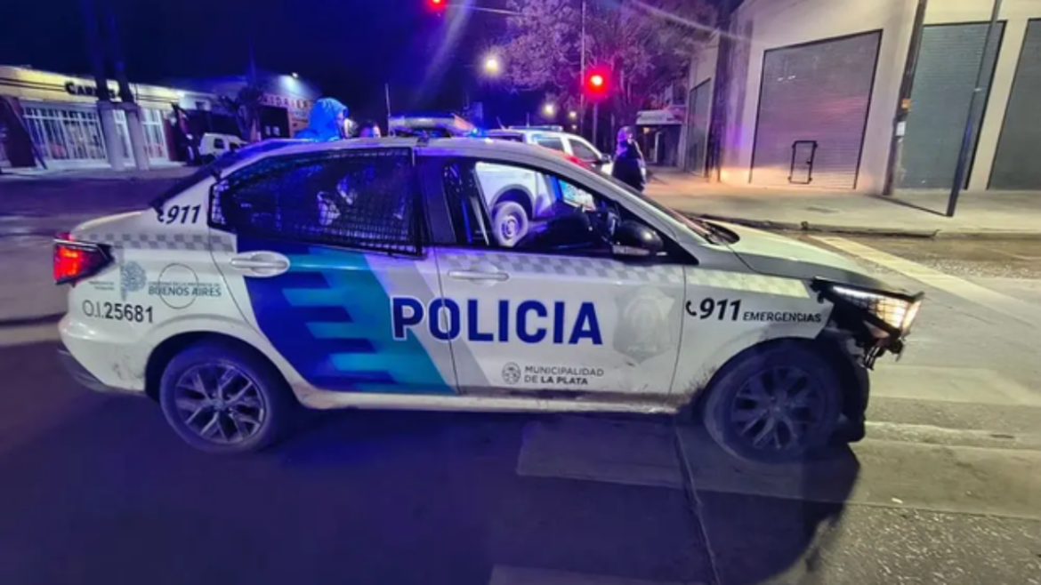 Escapó de un control en moto, chocó contra un patrullero y fue detenido en La Plata