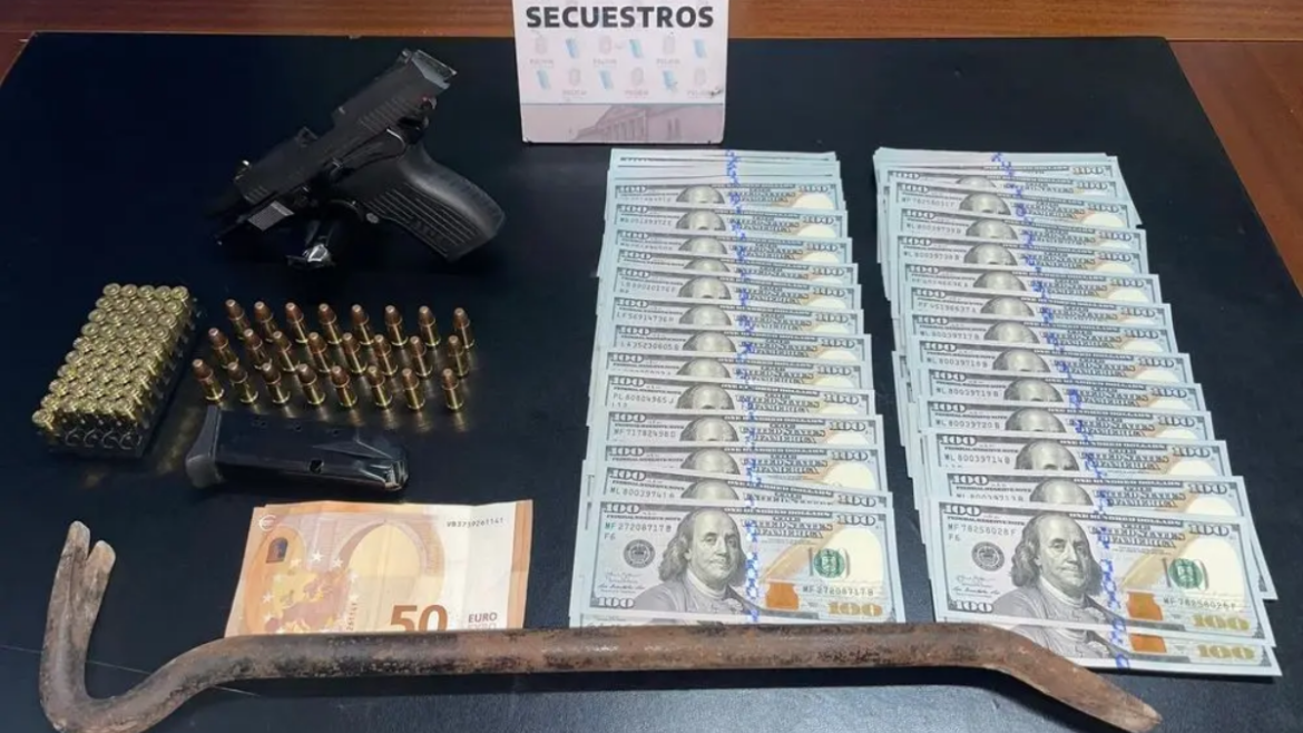Allanamientos en City Bell: cayeron dos sospechosos y encontraron una pistola, municiones y dinero extranjero