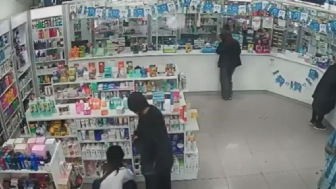 Farmacias en alerta: investigan a dos jóvenes por robos de productos de perfumería en La Plata y el Conurbano