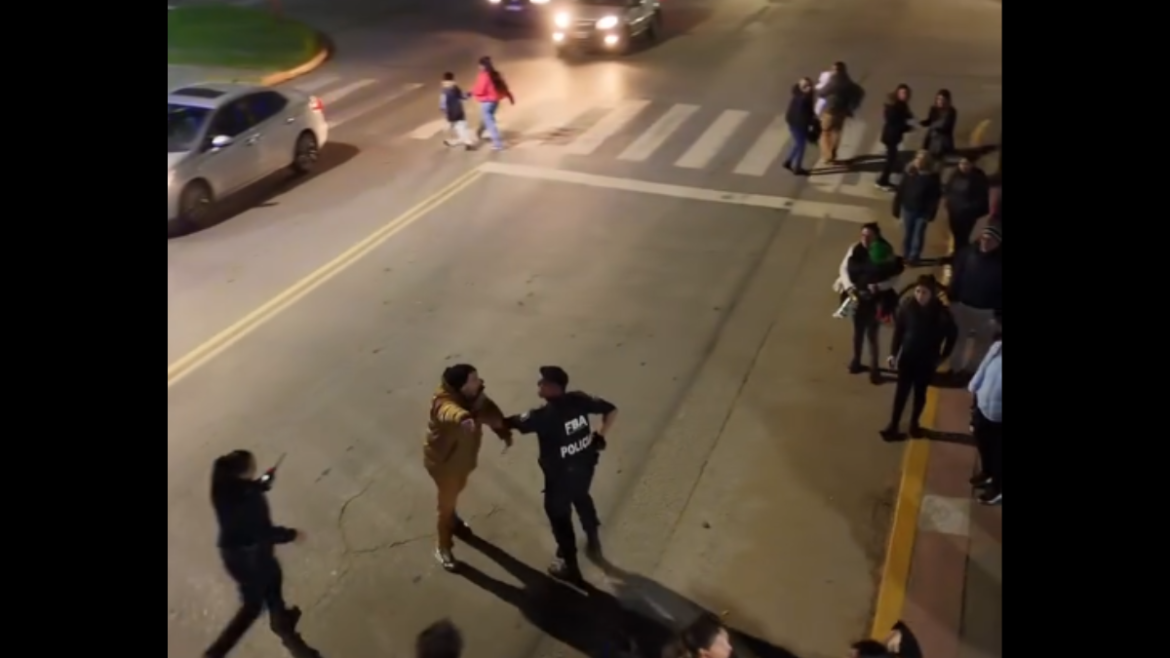 Video: Tensión en una marcha de Ni Una Menos: apareció con un cuchillo y terminó detenido