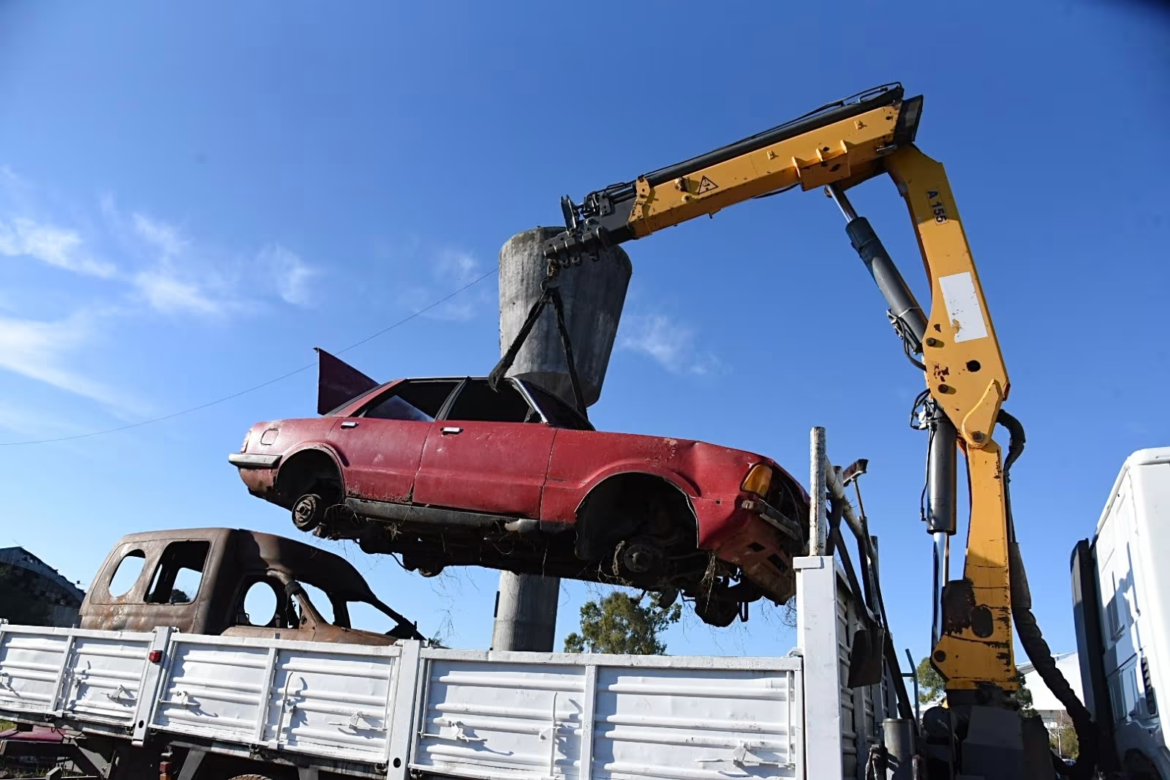 El Municipio removió otros 300 autos quemados y abandonados de la vía pública