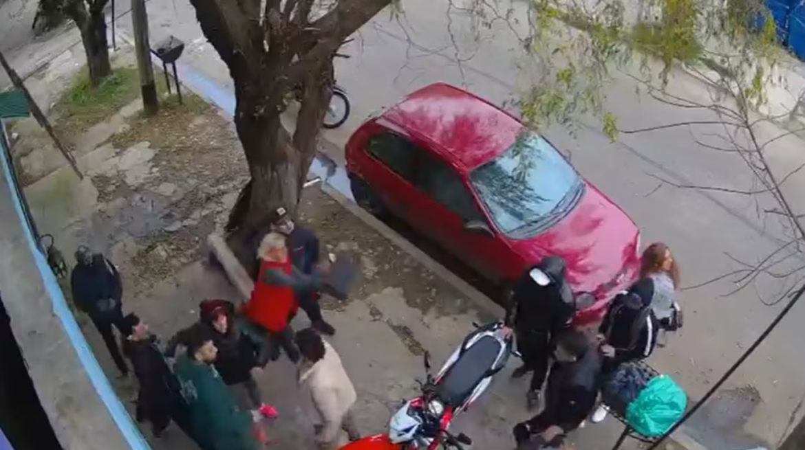 Video: Disputa por una vivienda terminó a los tiros, un hombre y un adolescente resultaron heridos