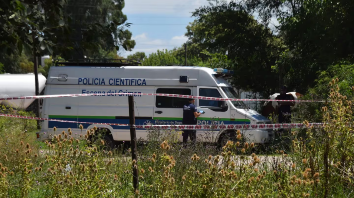 Hallaron un cuerpo junto a un arroyo en Berisso e investigan si fue asesinado