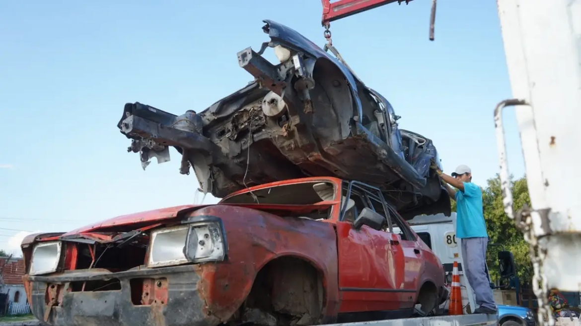 La Municipalidad compactó 2.850 autos abandonados de la vía pública