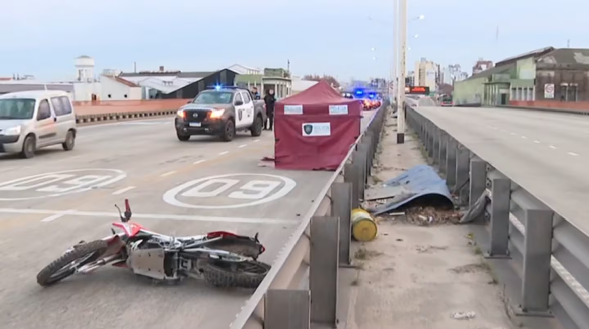 Murió un motociclista en el Puente Pueyrredón y buscan al conductor que escapó