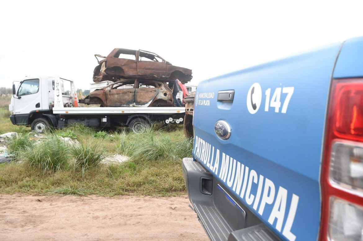 Nuevos operativos de remoción de autos abandonados en Abasto, Altos de San Lorenzo y Villa Elvira
