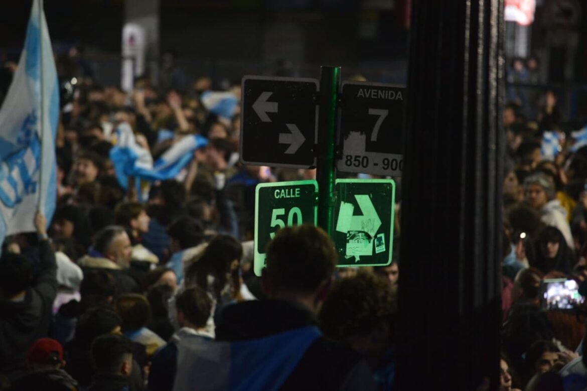 LA PLATA VOLVIÓ A VESTIRSE DE CELESTE Y BLANCO