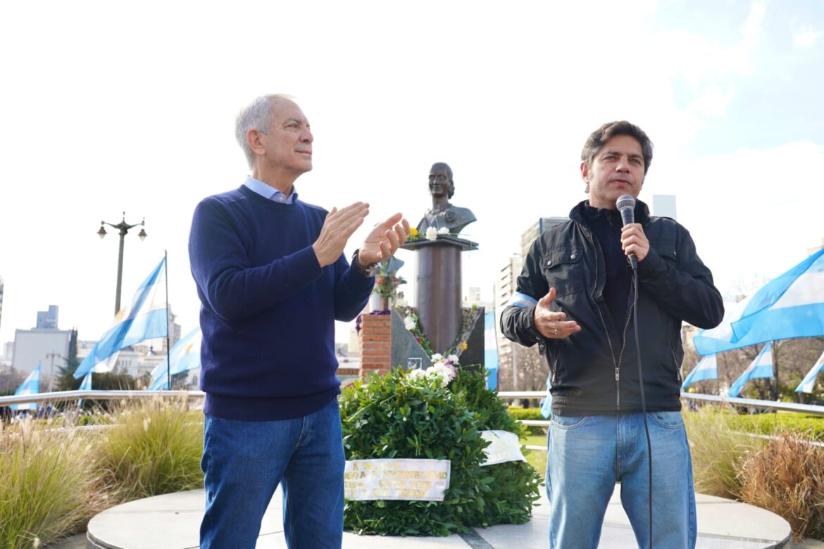 Alak y Kicillof homenajearon el legado de Eva Perón en un emotivo acto en Plaza Moreno